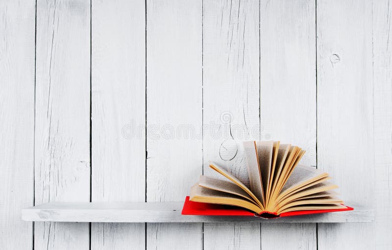 Il libro aperto su uno scaffale di legno fotografie stock libere da diritti Il libro aperto su uno scaffale di legno fotografie stock libere da diritti