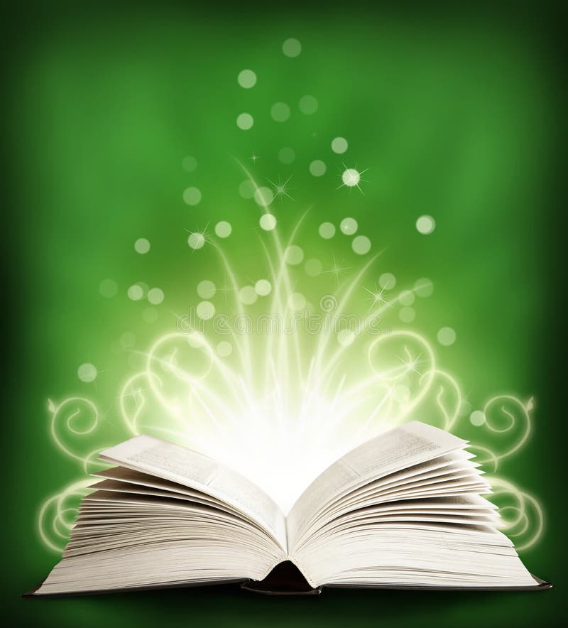 Il libro magico aperto con gli sparklings. verde fotografia stock libera da diritti
