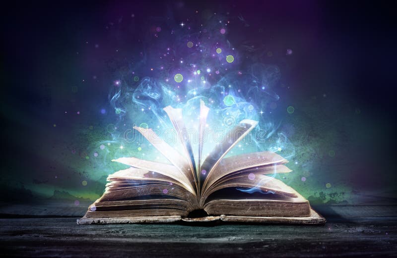 Il libro stregato con magia emette luce fotografie stock libere da diritti