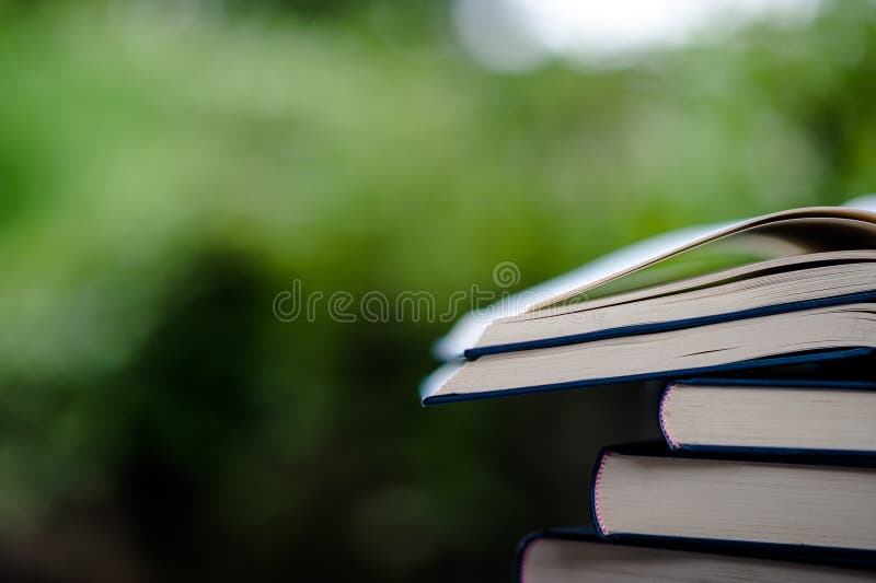 Il libro è disposto sul pavimento Libro del cuoio bianco e Th di studio immagini stock Il libro è disposto sul pavimento Libro del cuoio bianco e Th di studio immagini stock