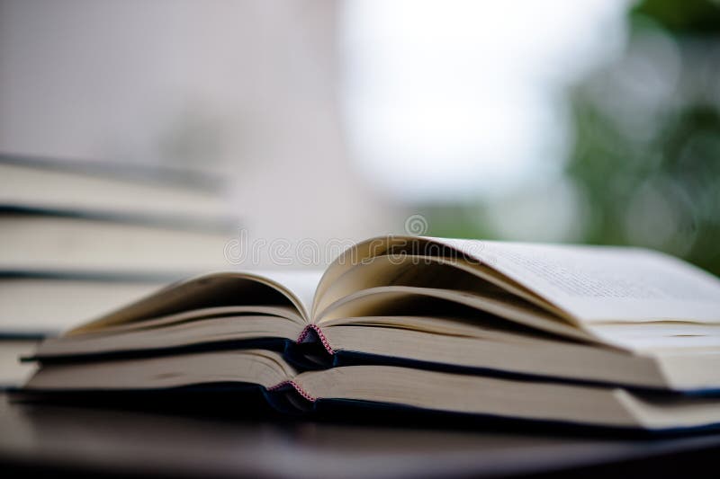 Il libro è disposto sul pavimento Libro del cuoio bianco e Th di studio fotografia stock Il libro è disposto sul pavimento Libro del cuoio bianco e Th di studio fotografia stock