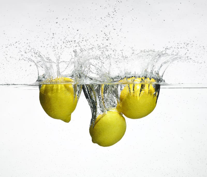 Il limone fresco è caduto nell'acqua fotografie stock Il limone fresco è caduto nell'acqua fotografie stock