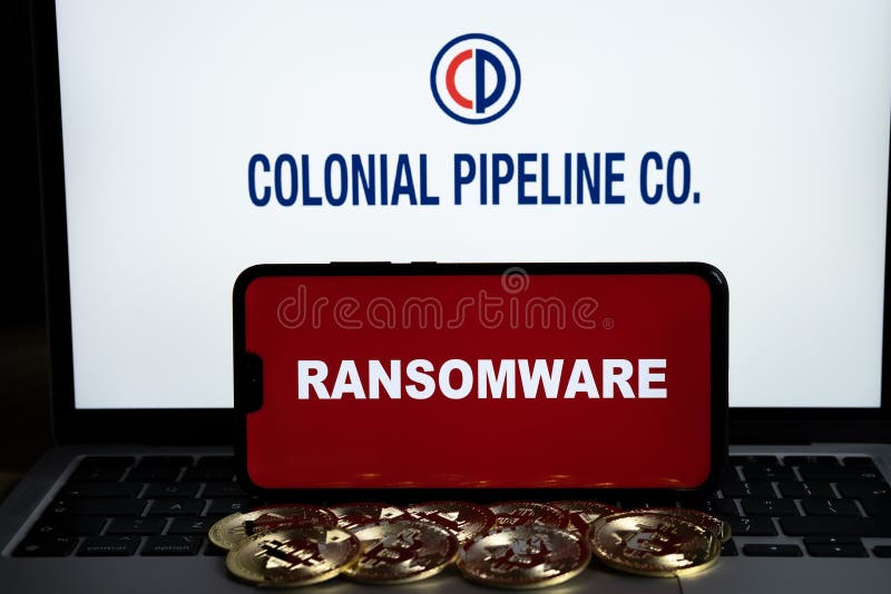 Il logo co dell'oleodotto coloniale sullo sfondo sfuocato e il ransomware della parola sullo smartphone. il regno unito può