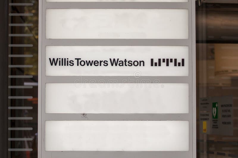 Il logo di Willis Towers Watson davanti al loro ufficio per Praga fotografia stock libera da diritti Il logo di Willis Towers Watson davanti al loro ufficio per Praga fotografia stock libera da diritti
