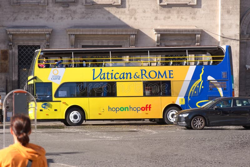 Il luppolo aperto del bus di giro della città di Roma e del Vaticano sopra parte immagine stock Il luppolo aperto del bus di giro della città di Roma e del Vaticano sopra parte immagine stock