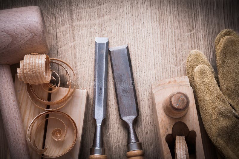 Il maglio di legno dei mattoni si è accartocciato gli scalpelli più costanti le della piallatrice dei trucioli immagine stock Il maglio di legno dei mattoni si è accartocciato gli scalpelli più costanti le della piallatrice dei trucioli immagine stock