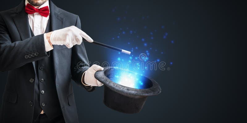 Il mago o l'illusionista sta mostrando il trucco magico con la bacchetta ed il cappello su fondo scuro fotografia stock libera da diritti Il mago o l'illusionista sta mostrando il trucco magico con la bacchetta ed il cappello su fondo scuro fotografia stock libera da diritti