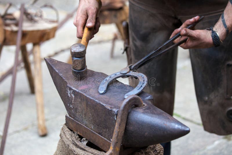 Scarpa Del Cavallo Che è Elaborata Dal Fabbro/maniscalco Fotografia - Foto 9