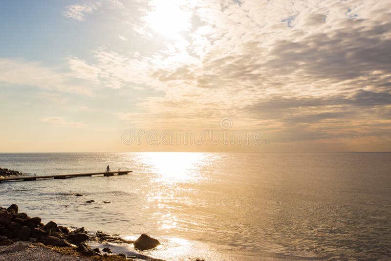 Il mare, il ciclista sul pilastro, la siluetta La Scandinavia, Svezia fotografia stock libera da diritti Il mare, il ciclista sul pilastro, la siluetta La Scandinavia, Svezia fotografia stock libera da diritti
