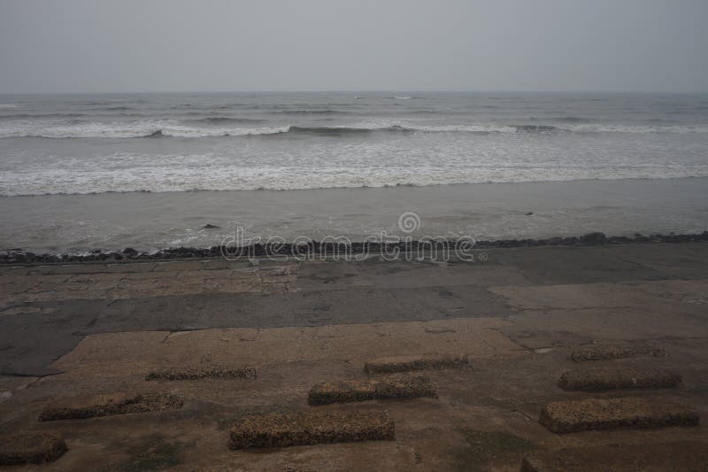 Il mare solo che aspetta il cielo per incontrarsi immagine stock libera da diritti Il mare solo che aspetta il cielo per incontrarsi immagine stock libera da diritti
