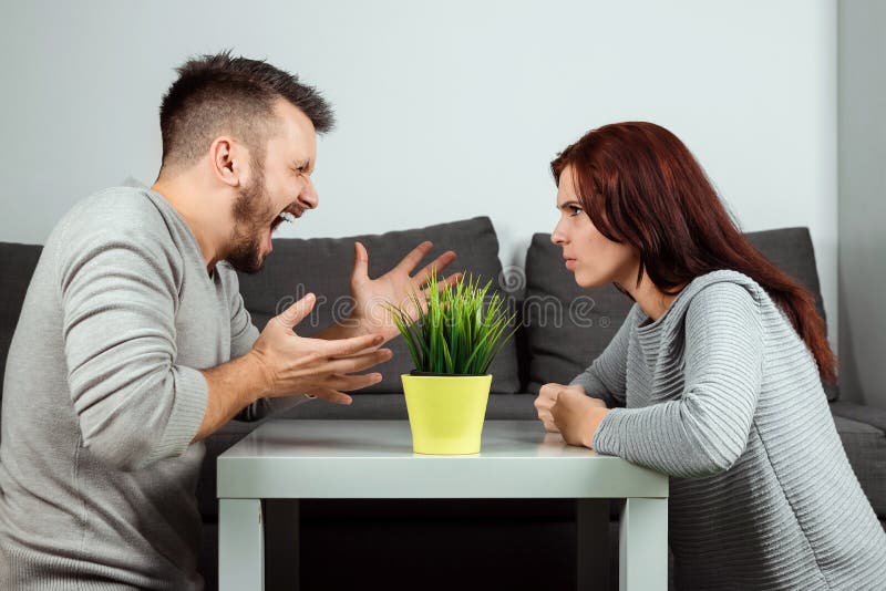 Il marito e la moglie gridano ad a vicenda, primo piano Litigio della famiglia, prova di forza, divisione della proprietà, divorz fotografie stock Il marito e la moglie gridano ad a vicenda, primo piano Litigio della famiglia, prova di forza, divisione della proprietà, divorz fotografie stock