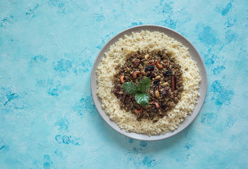 Il marocchino aromatizzato trita con cuscus in un piatto immagini stock libere da diritti Il marocchino aromatizzato trita con cuscus in un piatto immagini stock libere da diritti