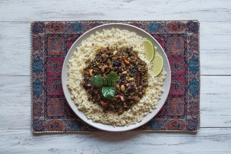 Il marocchino aromatizzato trita con cuscus Vista superiore immagine stock Il marocchino aromatizzato trita con cuscus Vista superiore immagine stock
