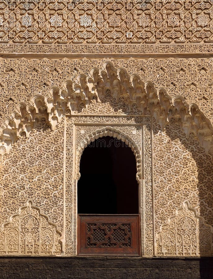 Il Marocco, Fes, finestra islamica medievale complessa e bordi dello stucco