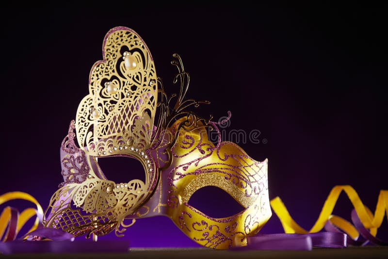 Il martedì grasso maschera la menzogne sulla terra accanto al nastro fotografie stock Il martedì grasso maschera la menzogne sulla terra accanto al nastro fotografie stock