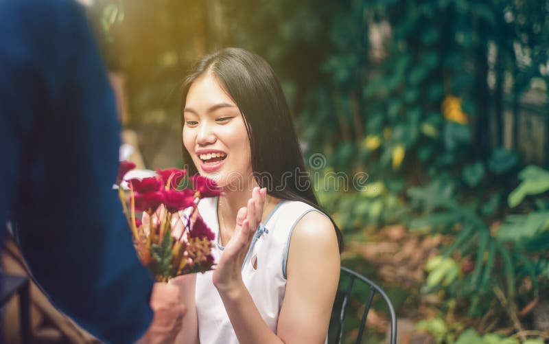 Il maschio asiatico e le coppie femminili stanno simbolizzando la mano con cuore-SH fotografie stock libere da diritti Il maschio asiatico e le coppie femminili stanno simbolizzando la mano con cuore-SH fotografie stock libere da diritti