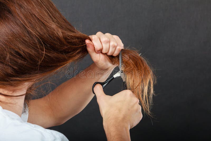 Il maschio passa il taglio dei capelli lunghi fotografie stock Il maschio passa il taglio dei capelli lunghi fotografie stock