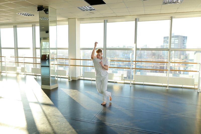 Il Master dello sport in ginnastica in abiti sportivi viene alla palestra per il trai fotografia stock libera da diritti Il Master dello sport in ginnastica in abiti sportivi viene alla palestra per il trai fotografia stock libera da diritti