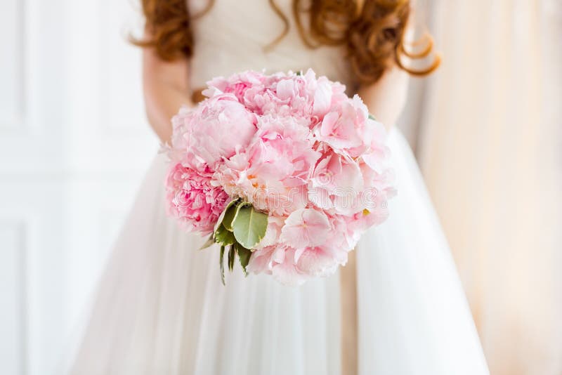 Il mazzo nuziale bello di nozze rosa fiorisce in mani della sposa fotografia stock libera da diritti Il mazzo nuziale bello di nozze rosa fiorisce in mani della sposa fotografia stock libera da diritti