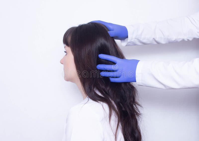 Il medico diagnostica e cura un giovane paziente femminile caucasico con le emicranie e le vertigini, le emicranie, spazio della fotografia stock Il medico diagnostica e cura un giovane paziente femminile caucasico con le emicranie e le vertigini, le emicranie, spazio della fotografia stock
