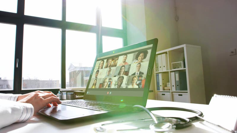 Il medico ha una videoconferenza sul portatile in ospedale