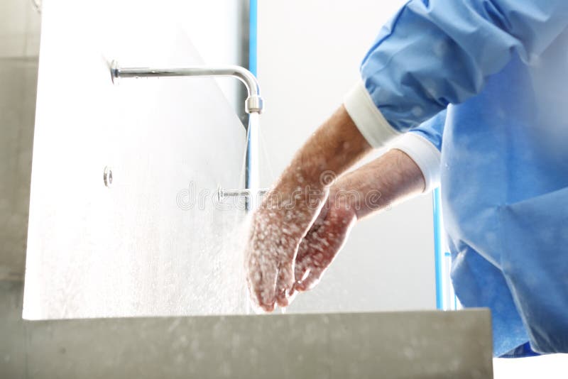 Il medico si lava le sue mani
