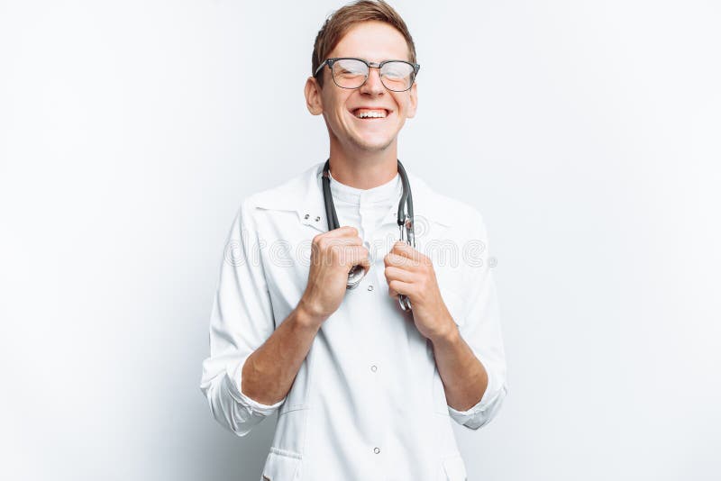Il medico è soddisfatto con la riuscita operazione, il successo di giovane studente, su un fondo bianco immagine stock Il medico è soddisfatto con la riuscita operazione, il successo di giovane studente, su un fondo bianco immagine stock