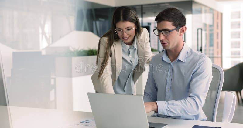 Il mentore aiuta con le attività di apprendista in ufficio utilizzando il laptop archivi video