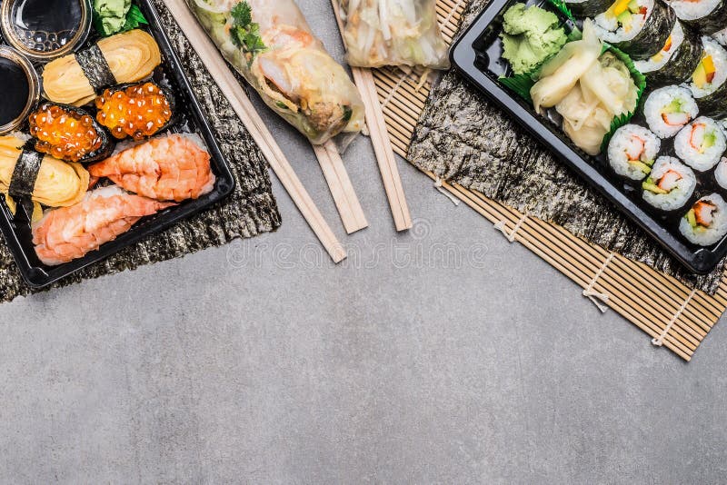 Il menu dei sushi con il nigiri, il maki e l'interno rotola, l'estate arriva a fiumi gli involucri di carta di riso su gray su fo fotografia stock Il menu dei sushi con il nigiri, il maki e l'interno rotola, l'estate arriva a fiumi gli involucri di carta di riso su gray su fo fotografia stock