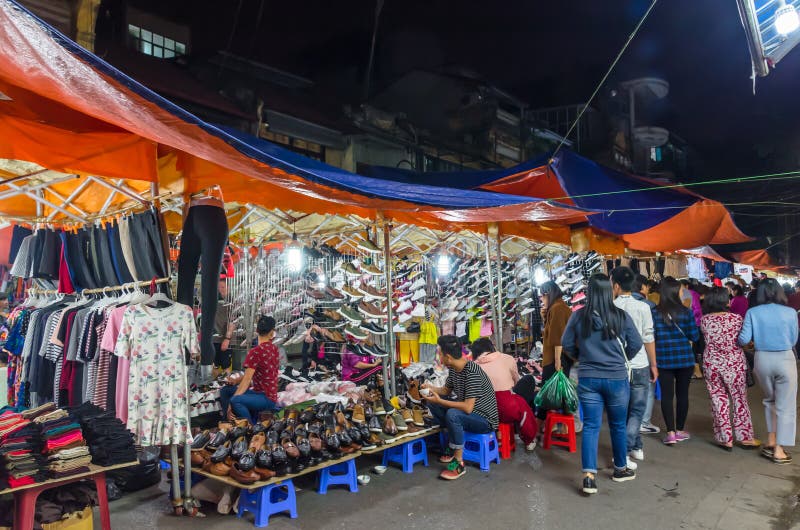 Il mercato di strada di notte nel vecchio quarto di Hanoi, la gente può l'esplorazione veduta intorno immagini stock libere da diritti Il mercato di strada di notte nel vecchio quarto di Hanoi, la gente può l'esplorazione veduta intorno immagini stock libere da diritti