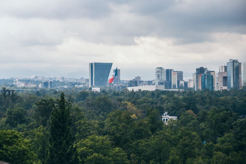 IL MESSICO - 29 SETTEMBRE: Grande bandiera messicana veduta dal castello di Chapultepec, il 29 settembre 2017 in Città del Messic immagine stock IL MESSICO - 29 SETTEMBRE: Grande bandiera messicana veduta dal castello di Chapultepec, il 29 settembre 2017 in Città del Messic immagine stock