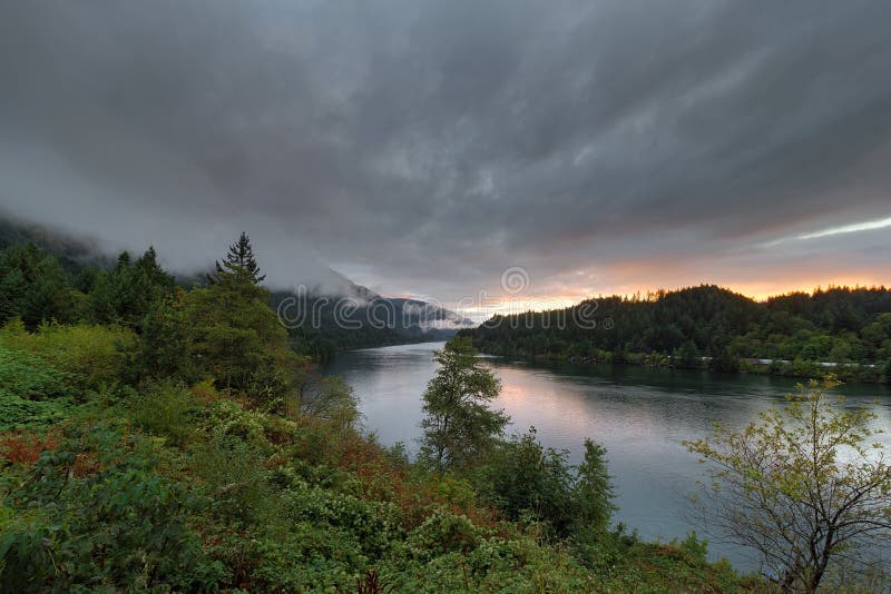 Il minimo si rannuvola il fiume Columbia al tramonto nell'Oregon immagini stock Il minimo si rannuvola il fiume Columbia al tramonto nell'Oregon immagini stock