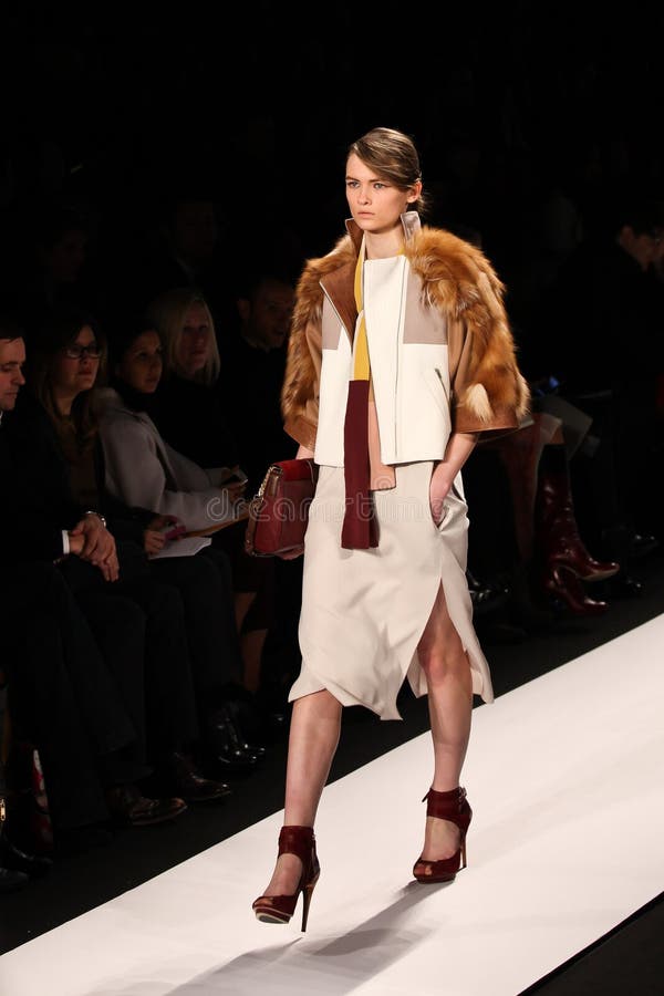Il modello cammina la pista per le collezioni di BCBGMAXAZRIA immagine stock libera da diritti Il modello cammina la pista per le collezioni di BCBGMAXAZRIA immagine stock libera da diritti