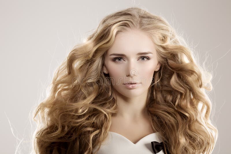 Il modello con le onde lunghe della bionda dei capelli arriccia il salone di capelli dell'acconciatura Upd fotografia stock Il modello con le onde lunghe della bionda dei capelli arriccia il salone di capelli dell'acconciatura Upd fotografia stock