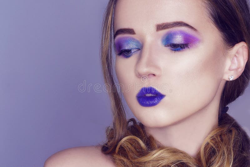 Il modello di moda con il rosa creativo ed il blu compongono Ritratto di arte di bellezza di bella ragazza con trucco astratto va fotografie stock libere da diritti Il modello di moda con il rosa creativo ed il blu compongono Ritratto di arte di bellezza di bella ragazza con trucco astratto va fotografie stock libere da diritti