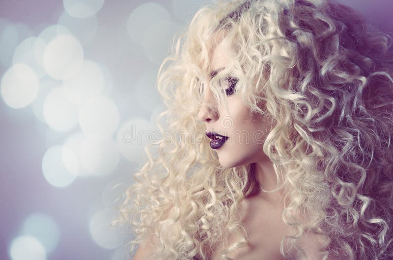 Il modello di moda Curly Hair, ritratto di bellezza della giovane donna, acconciatura arriccia