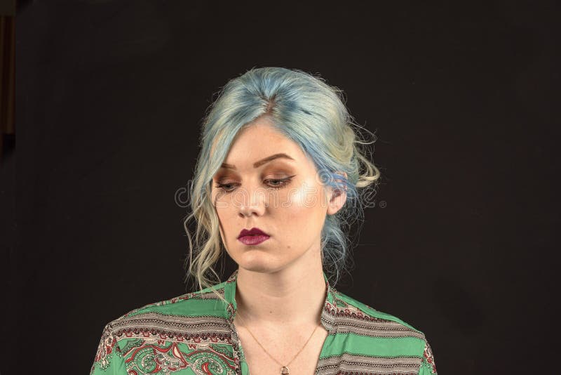 Il modello femminile caucasico, l'età 22, blu ha tinto i capelli, la camicia verde e rossa rossa delle labbra, Isolato su priorit fotografia stock libera da diritti Il modello femminile caucasico, l'età 22, blu ha tinto i capelli, la camicia verde e rossa rossa delle labbra, Isolato su priorit fotografia stock libera da diritti