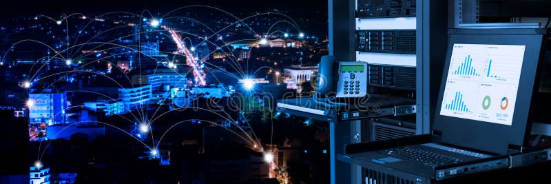 Il monitor del monitoraggio e della gestione nel centro dati e nella connettività allinea sopra il fondo della città di notte immagini stock libere da diritti