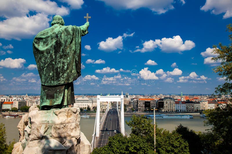 Il monumento al vescovo Gellert a Budapest, Ungheria fotografia stock Il monumento al vescovo Gellert a Budapest, Ungheria fotografia stock