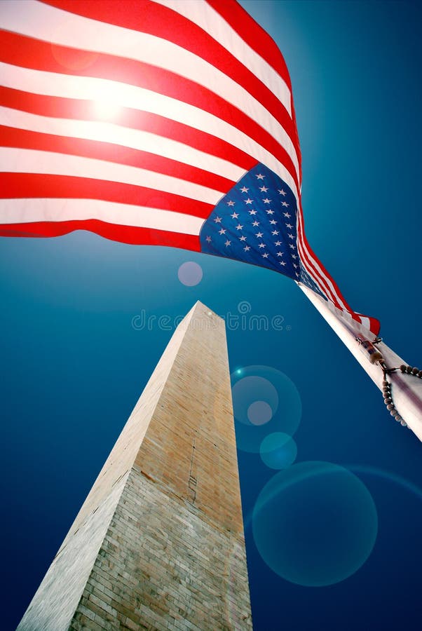 Il monumento di Washington con una bandierina degli Stati Uniti fotografia stock Il monumento di Washington con una bandierina degli Stati Uniti fotografia stock