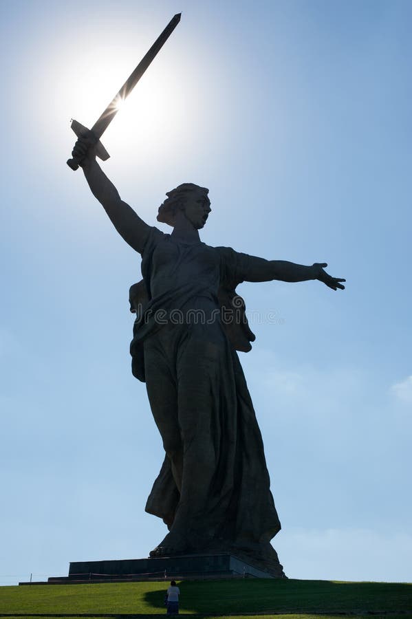 Il monumento principale - le chiamate della patria è situata sulla cima della t fotografia stock Il monumento principale - le chiamate della patria è situata sulla cima della t fotografia stock