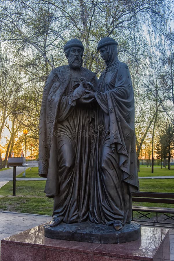 Il monumento a principe benedetto Pyotr ed a principessa Fevronia Murom immagini stock libere da diritti Il monumento a principe benedetto Pyotr ed a principessa Fevronia Murom immagini stock libere da diritti