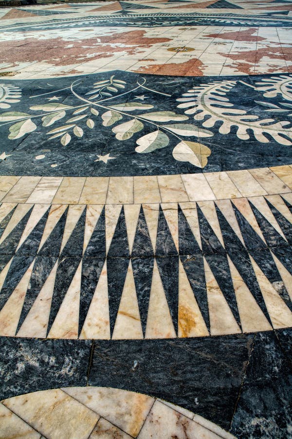 Il mosaico delle scoperte marittime portoghesi al Monumen immagine stock libera da diritti Il mosaico delle scoperte marittime portoghesi al Monumen immagine stock libera da diritti