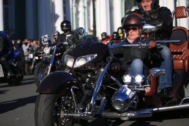 Il motociclista femminile conduce il triciclo, primo piano immagine stock libera da diritti Il motociclista femminile conduce il triciclo, primo piano immagine stock libera da diritti
