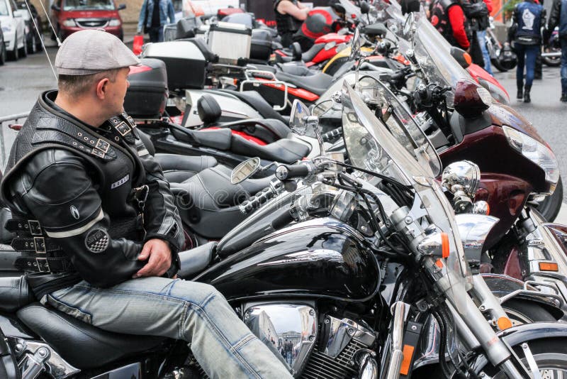 Il motociclista si siede su un motociclo fotografia stock libera da diritti Il motociclista si siede su un motociclo fotografia stock libera da diritti