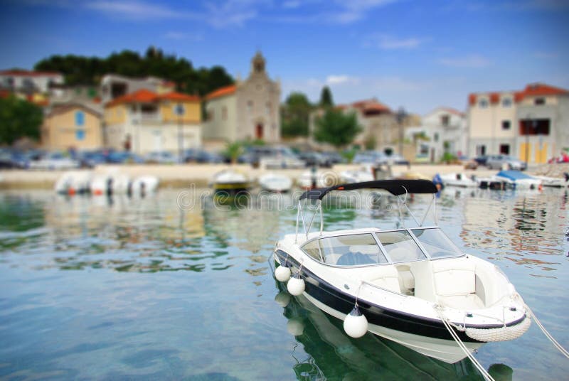 Il motoscafo ha attraccato nel vecchio porto o porticciolo, Croazia Dalmazia