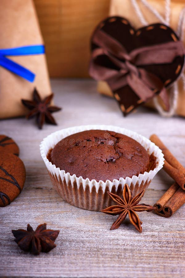 Il muffin del cioccolato, i contenitori di regalo ed il cuore modellano fotografie stock libere da diritti Il muffin del cioccolato, i contenitori di regalo ed il cuore modellano fotografie stock libere da diritti