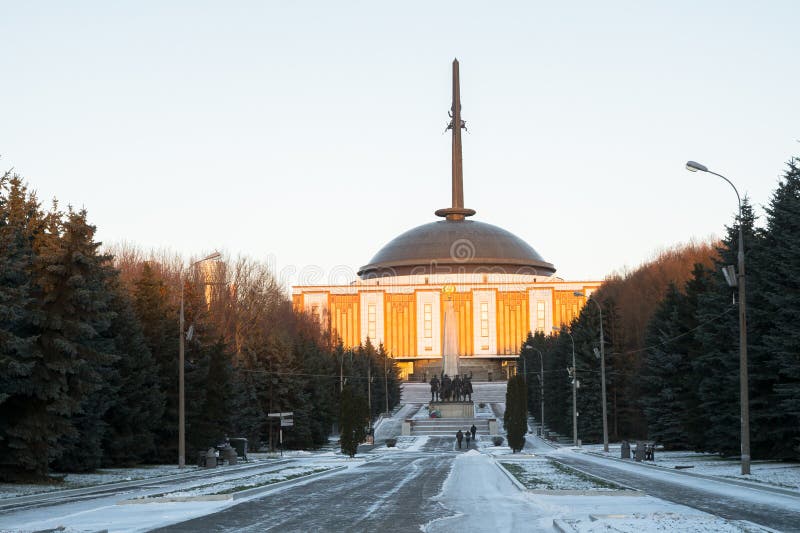 Il museo centrale di grande guerra patriottica di 1941-1945 in Victory Park con Poklonnaya Gora mosca La Russia immagine stock Il museo centrale di grande guerra patriottica di 1941-1945 in Victory Park con Poklonnaya Gora mosca La Russia immagine stock