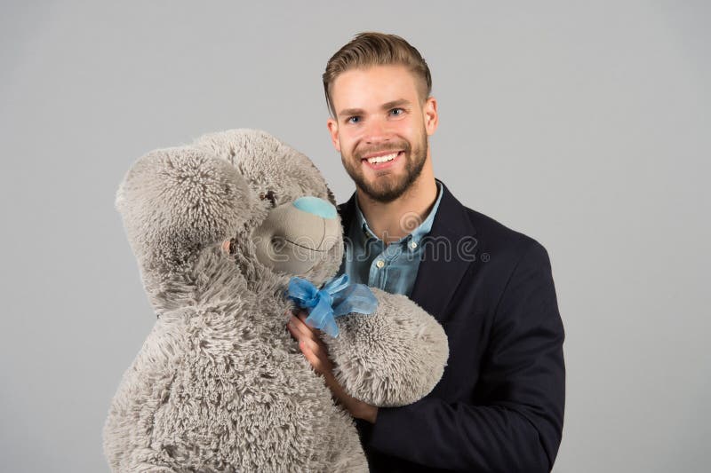 Il n'est jamais trop tardif pour avoir l'âge adulte heureux Équipez le grand ours de nounours de vacances, fond gris Concept de c photo stock Il n'est jamais trop tardif pour avoir l'âge adulte heureux Équipez le grand ours de nounours de vacances, fond gris Concept de c photo stock