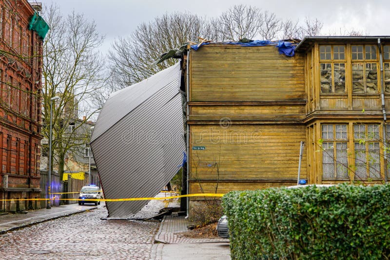 Il nastro giallo della polizia circonda questa costruzione che segue una tempesta violenta che ha sollevato e rimosso un tetto de immagine stock libera da diritti Il nastro giallo della polizia circonda questa costruzione che segue una tempesta violenta che ha sollevato e rimosso un tetto de immagine stock libera da diritti